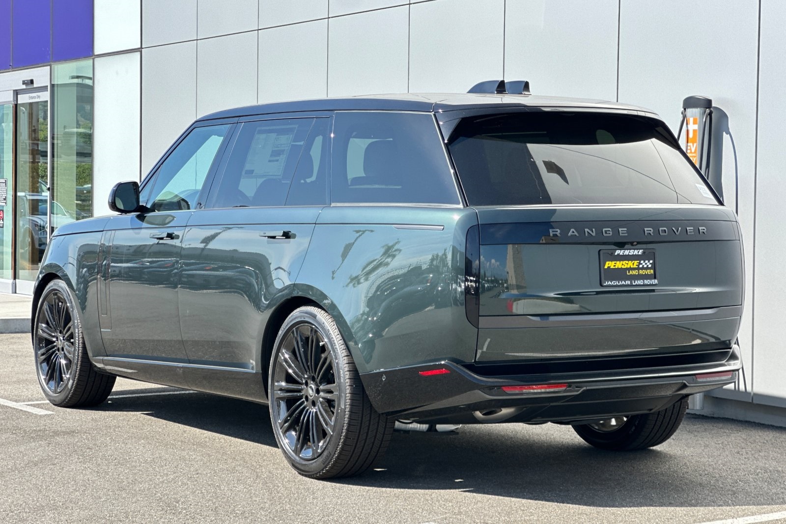 2025 Land Rover Range Rover SE photo 3