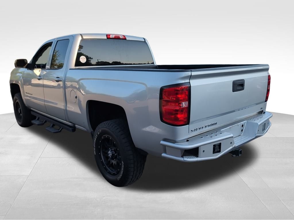2018 Chevrolet Silverado 1500 LT photo 4