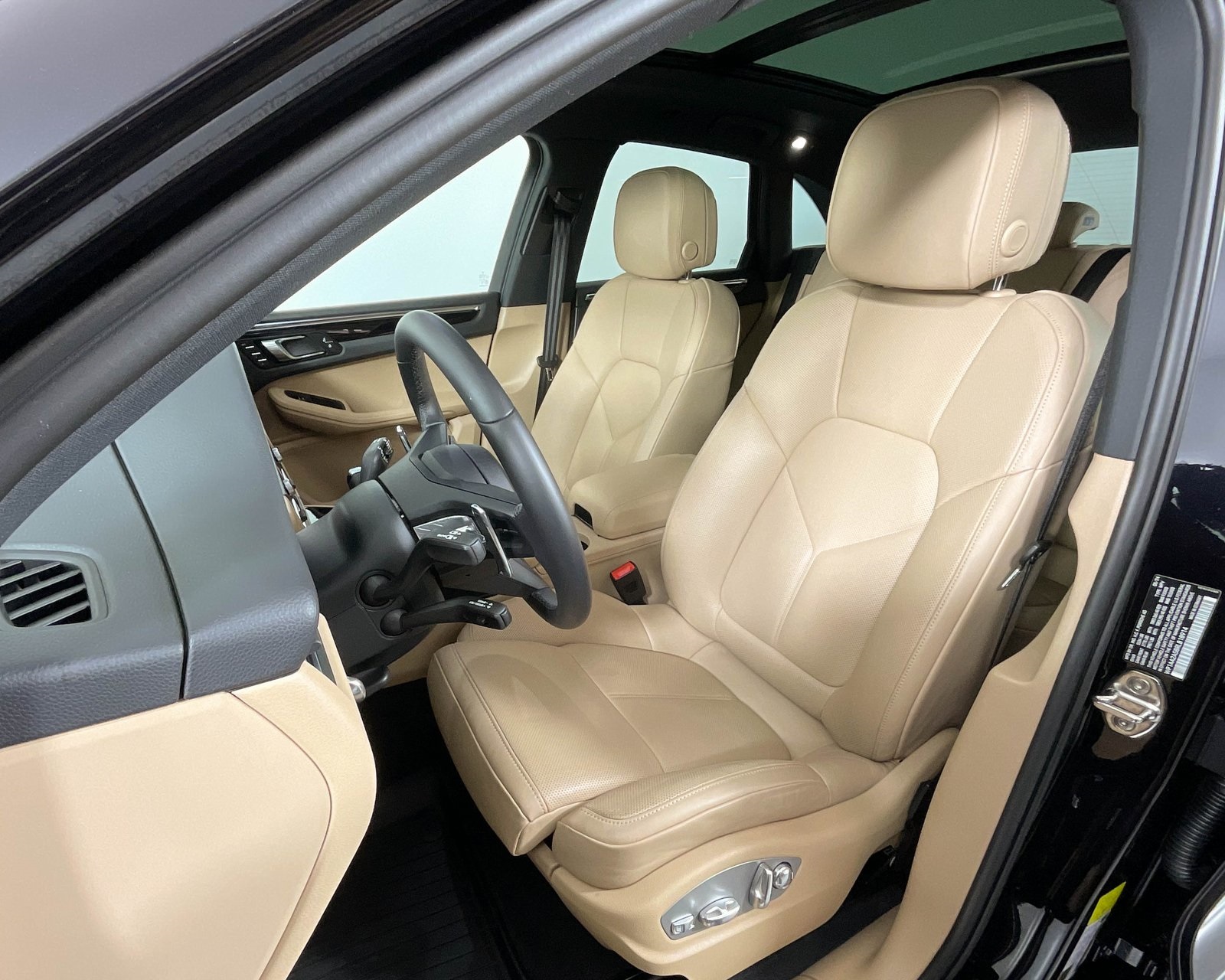 2024 Porsche Macan T photo 5