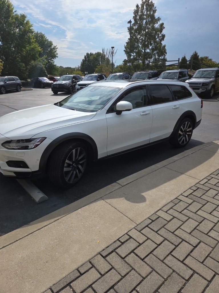 2024 Volvo V90 Cross Country B6 AWD photo 2