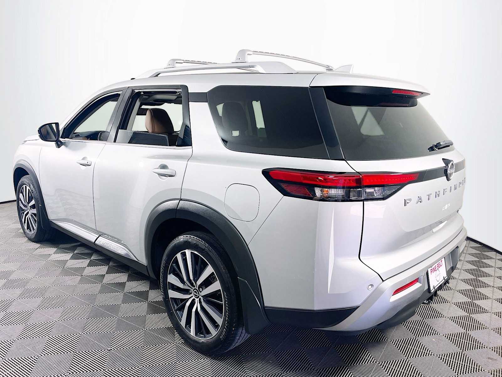 2022 Nissan Pathfinder Platinum photo 6