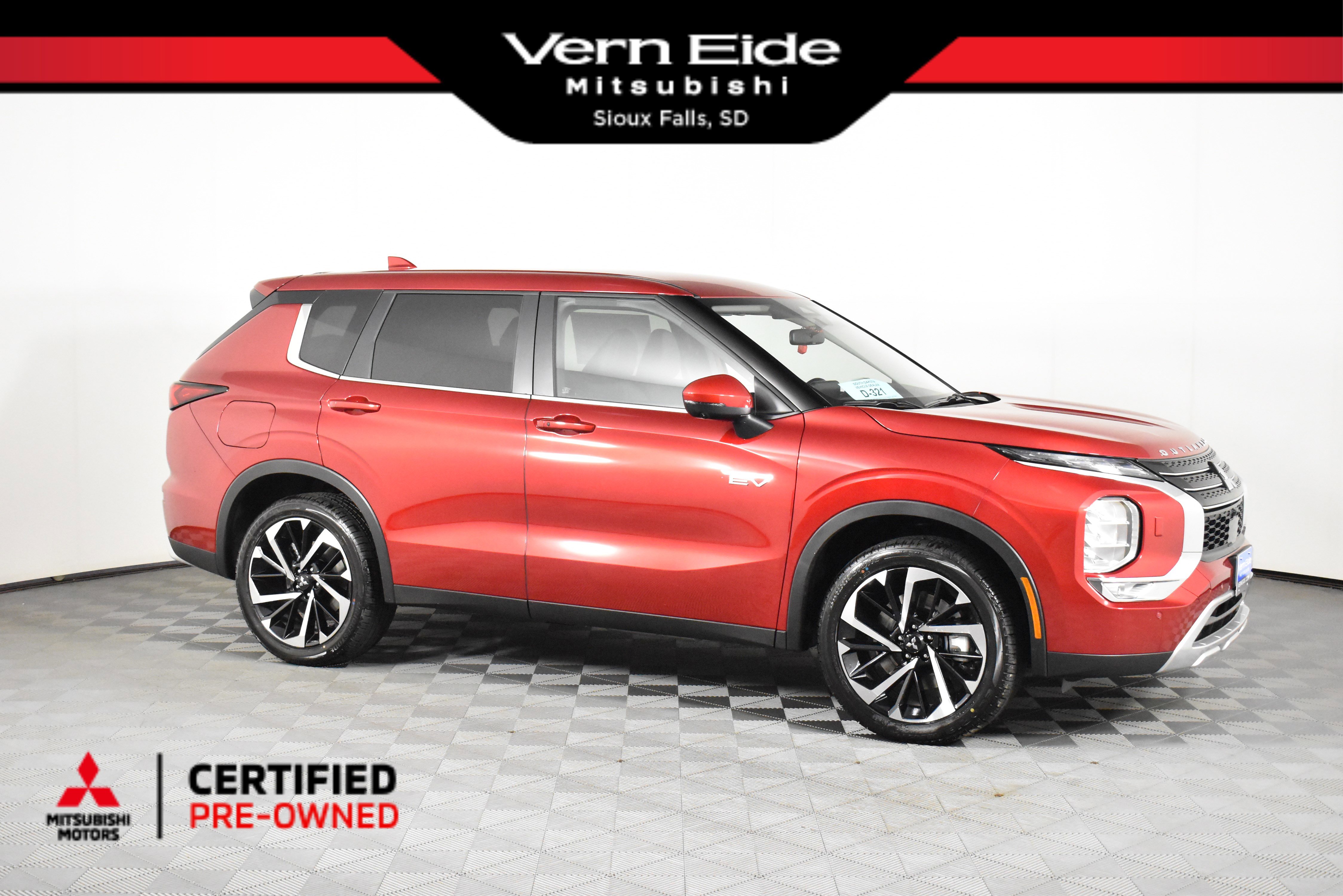 2025 Mitsubishi Outlander Plug-in Hybrid SE's photo