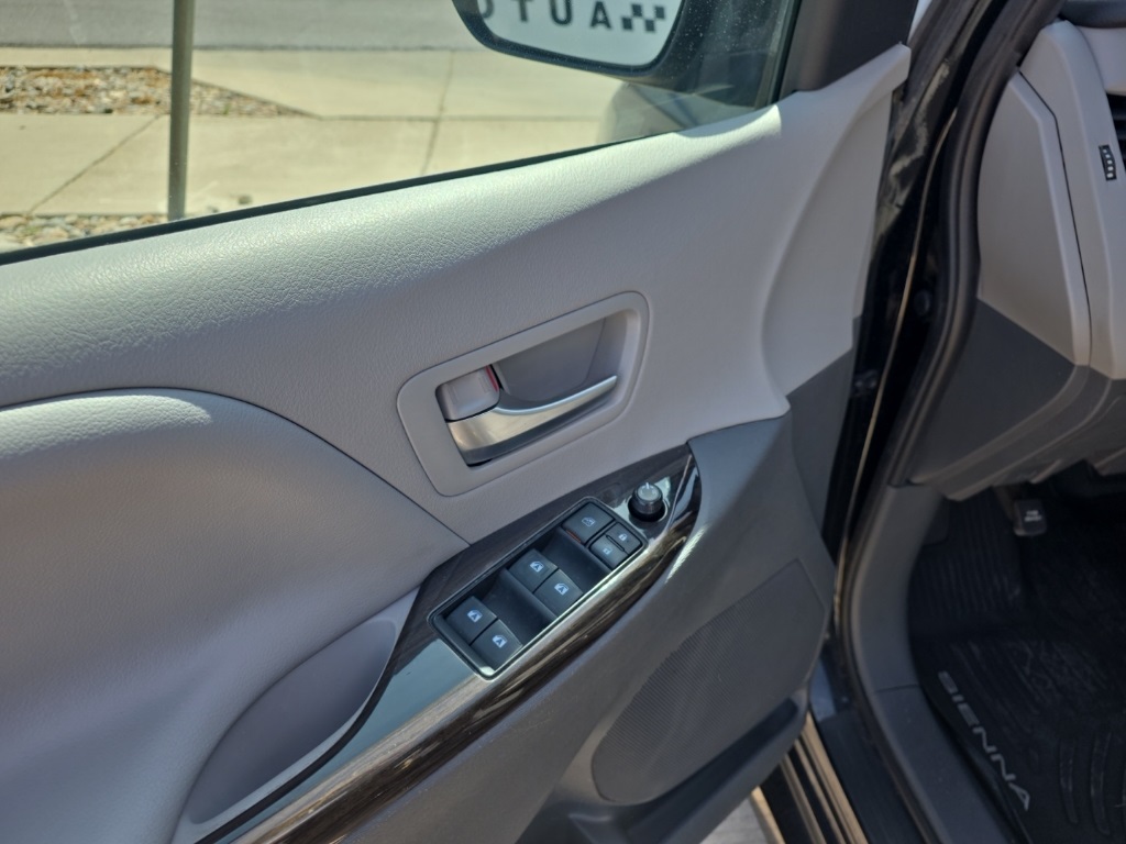 2020 Toyota Sienna XLE photo 11
