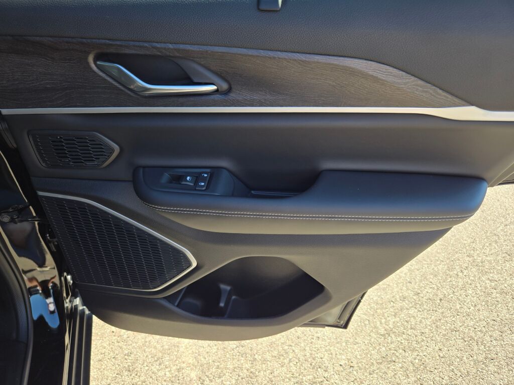 2025 Jeep Grand Cherokee Limited photo 3