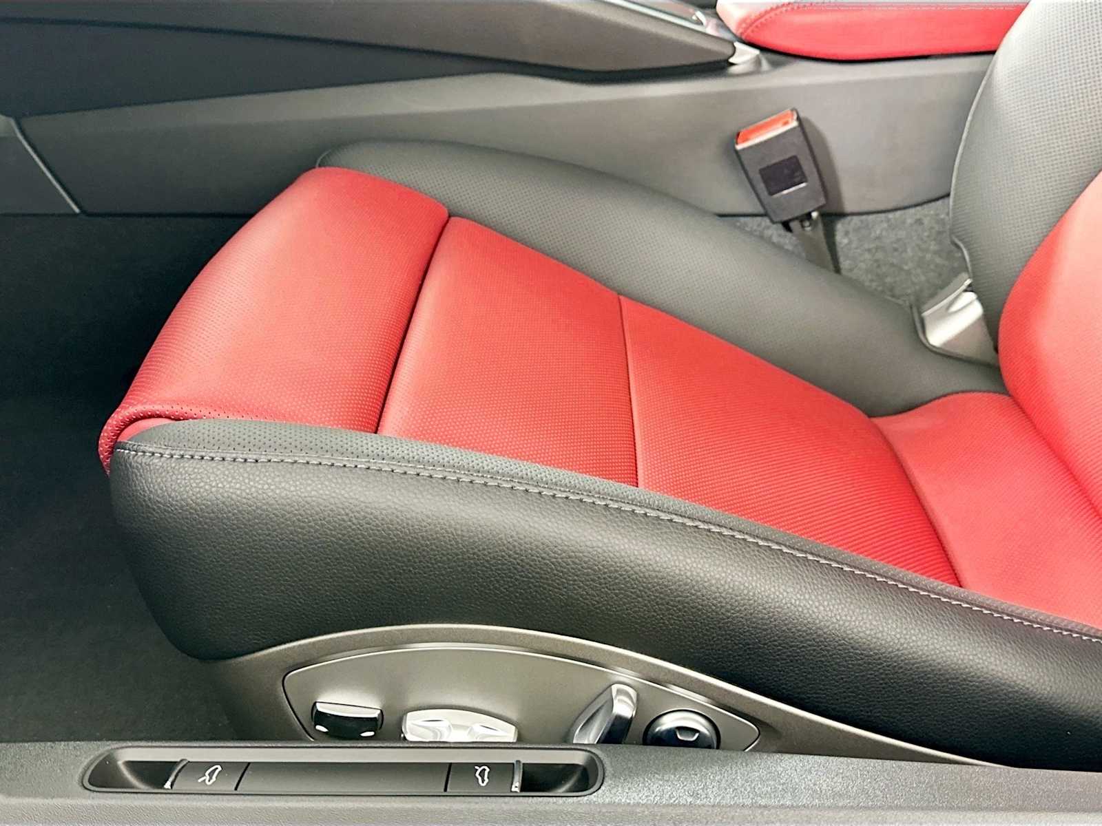 2025 Porsche Cayman photo 18