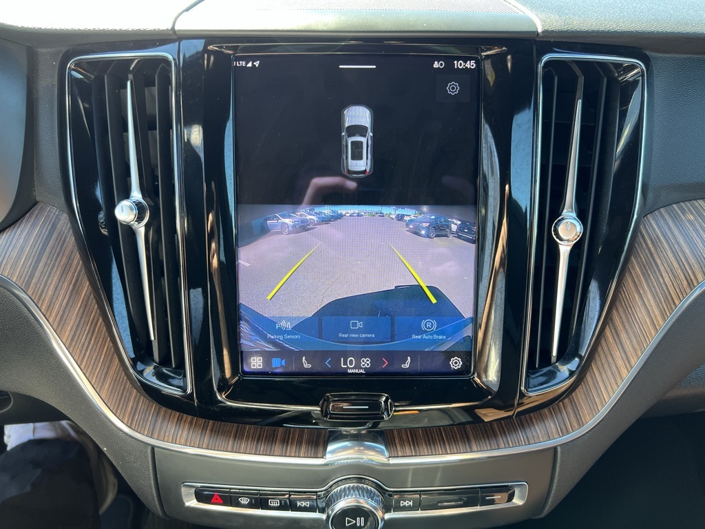 2022 Volvo XC60 B5 Momentum photo 17
