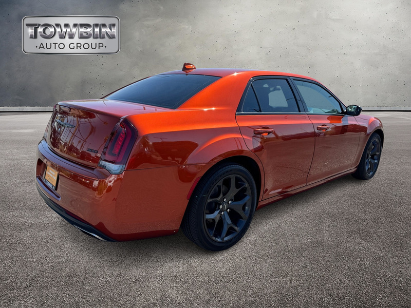 2021 Chrysler 300 Touring photo 4