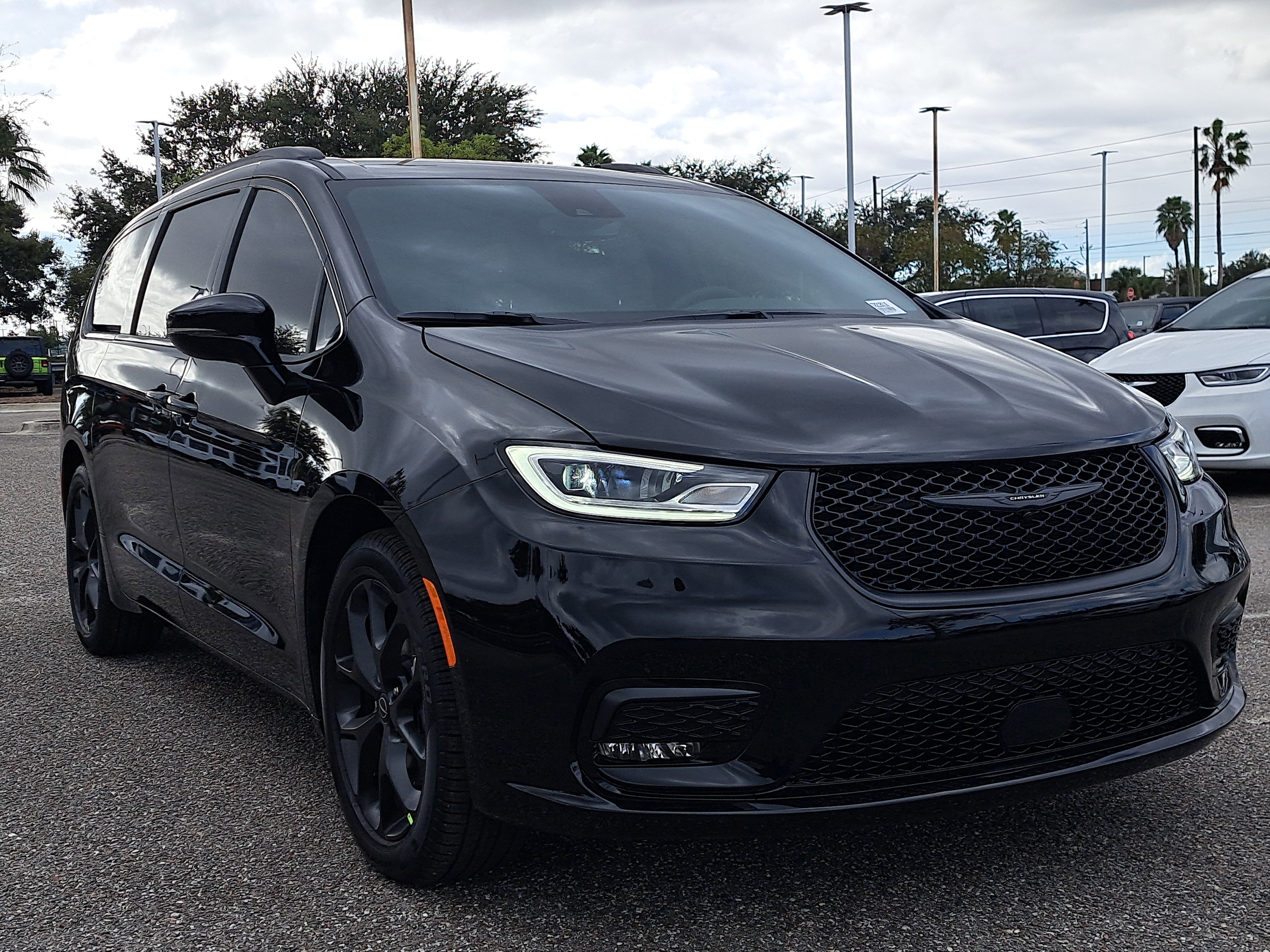 2026 Chrysler Pacifica Select's photo