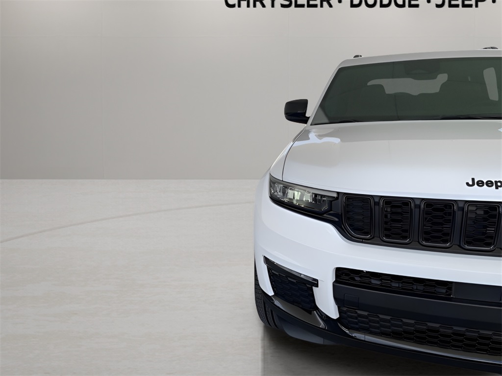 2025 Jeep Grand Cherokee Limited photo 3