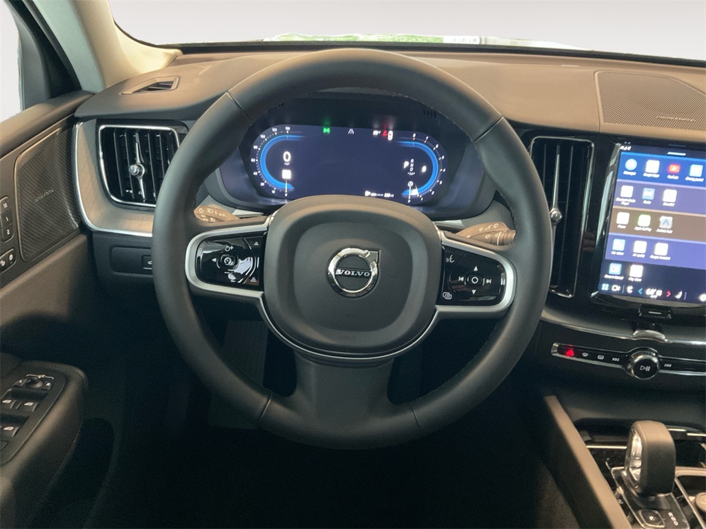 2025 Volvo XC60 B5 Plus photo 11