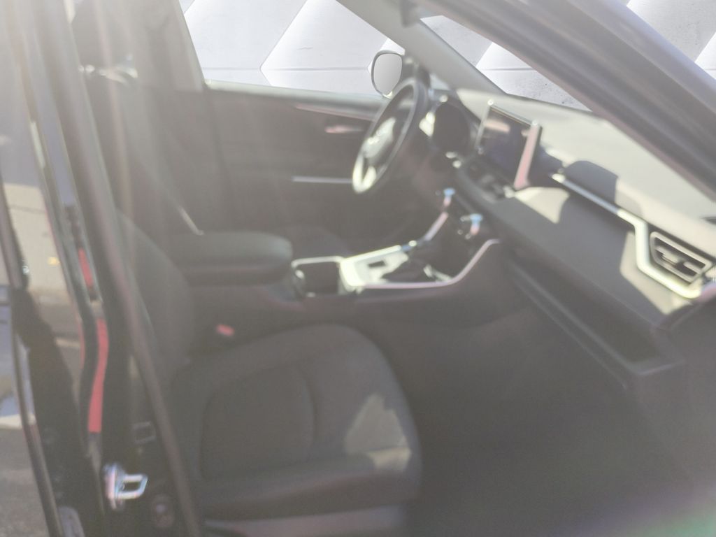 2024 Toyota RAV4 XLE photo 12