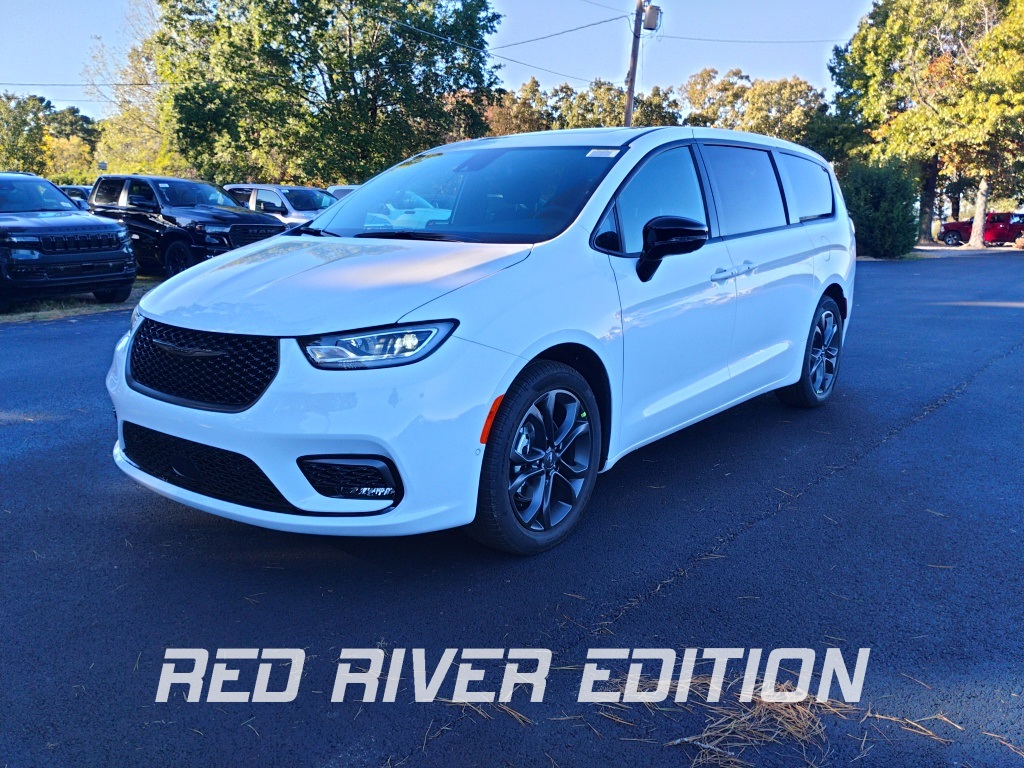 2026 Chrysler Pacifica Select's photo