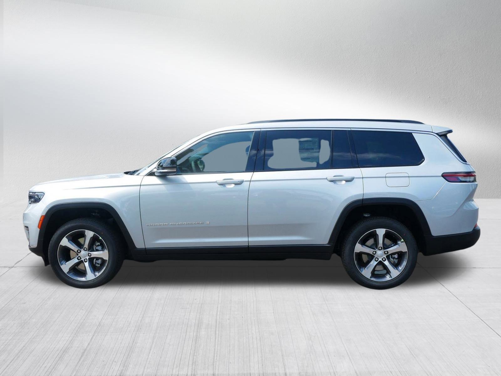 2025 Jeep Grand Cherokee Limited photo 3