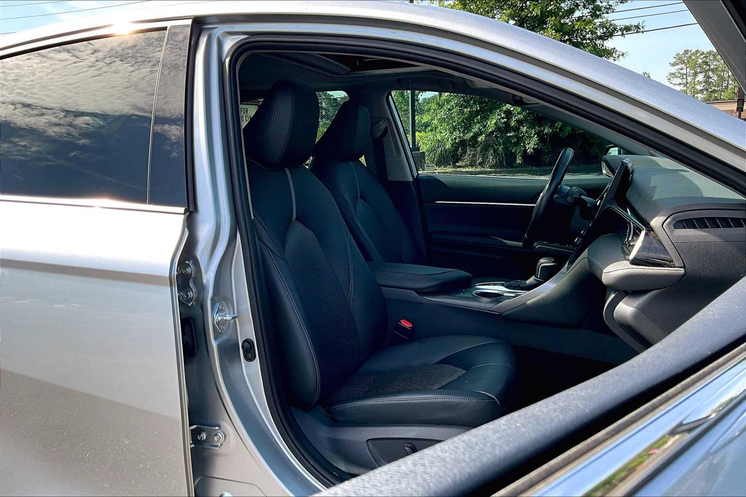 Image 7 of Pre-Owned 2022 2022 Toyota Camry Hybrid XLE With Navigation