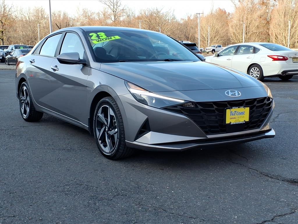 2023 Hyundai Elantra SEL photo 2