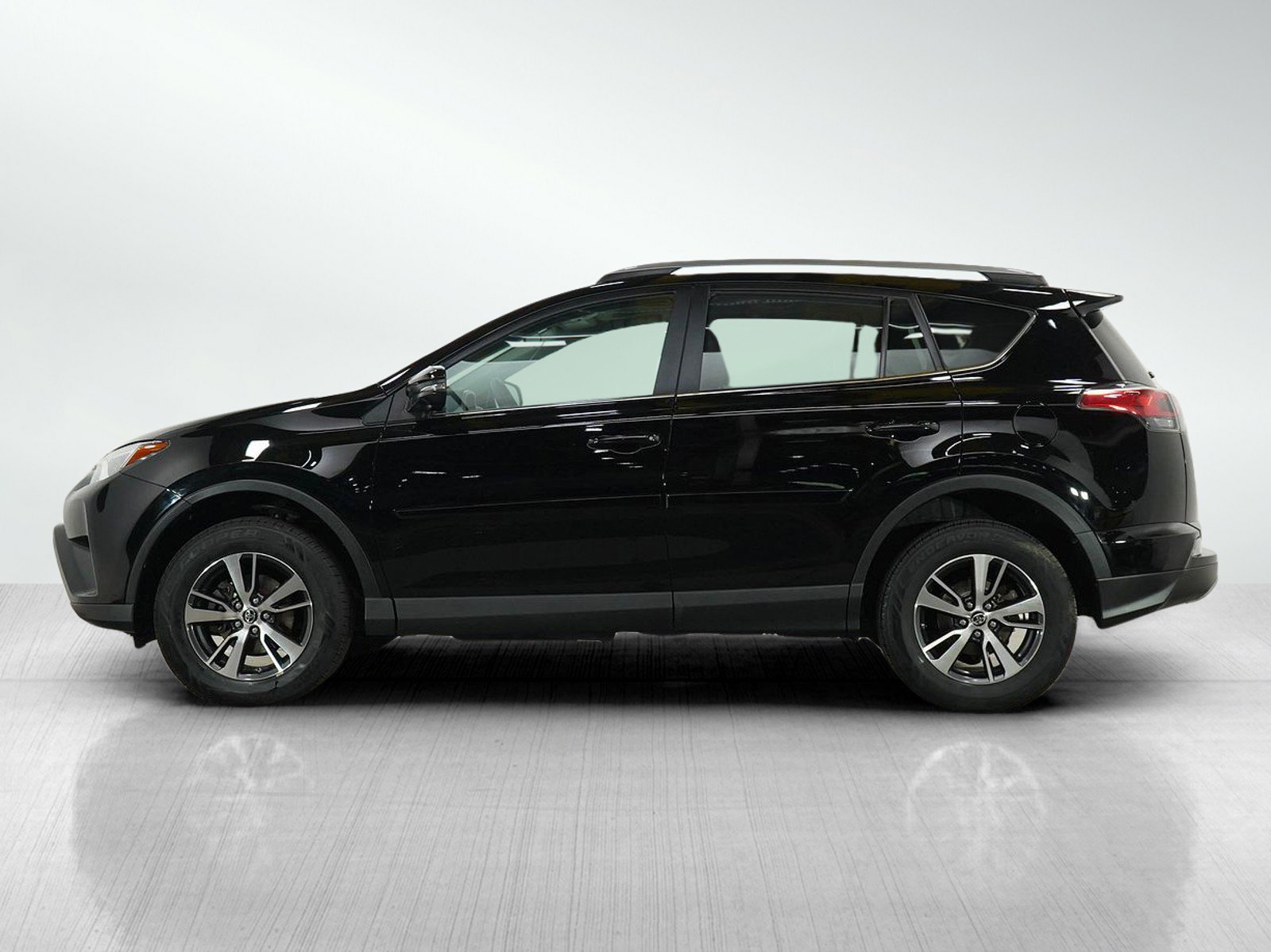 Used 2018 Toyota RAV4 XLE with VIN 2T3RFREV1JW755038 for sale in South Saint Paul, Minnesota