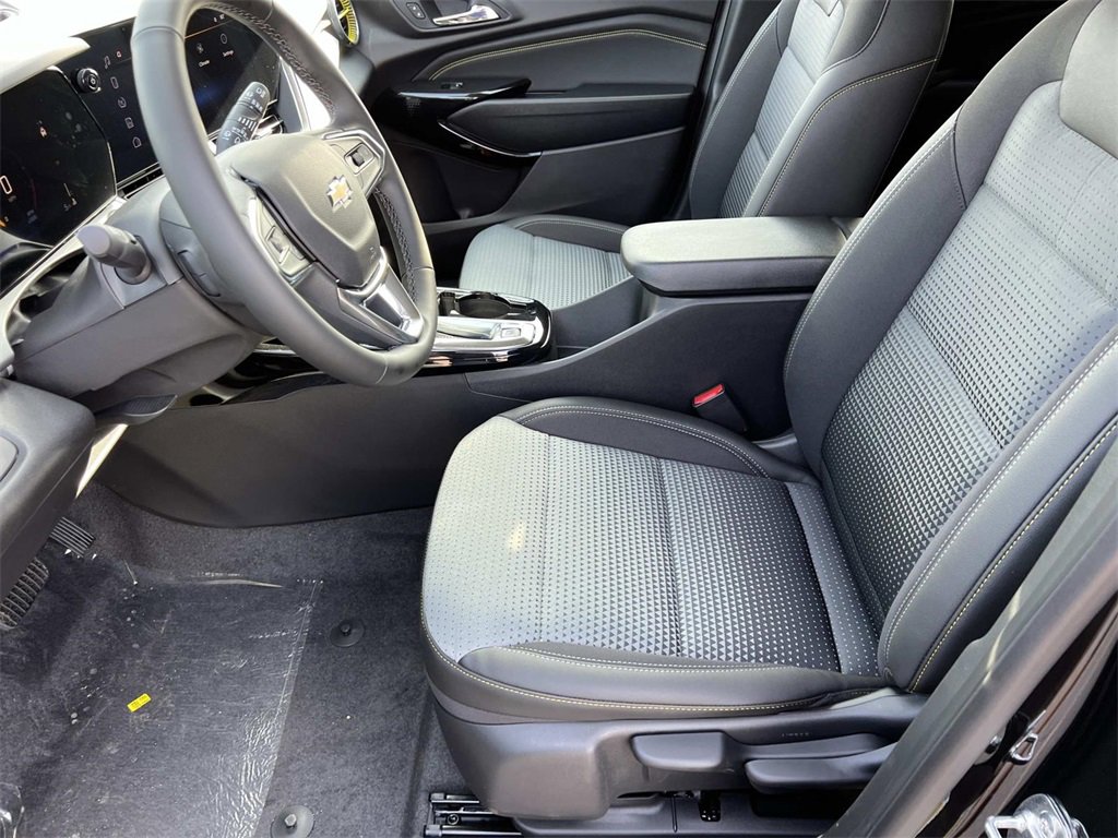 2025 Chevrolet Trax LT photo 7