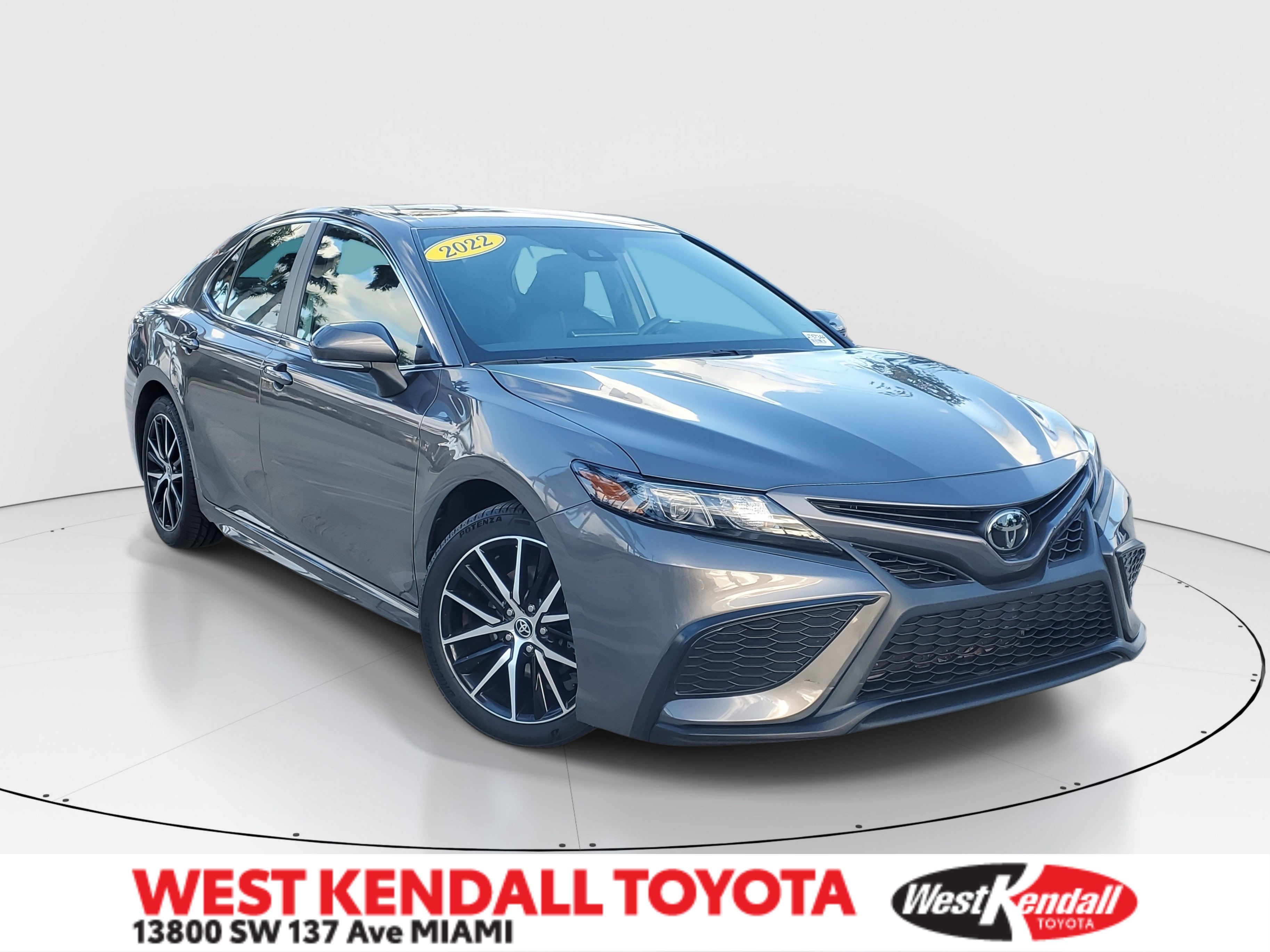 2022 Toyota Camry SE's photo
