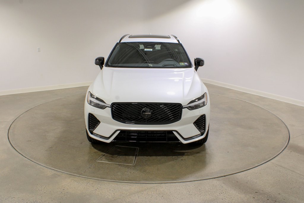 2026 Volvo XC60 B5 Black Edition photo 7