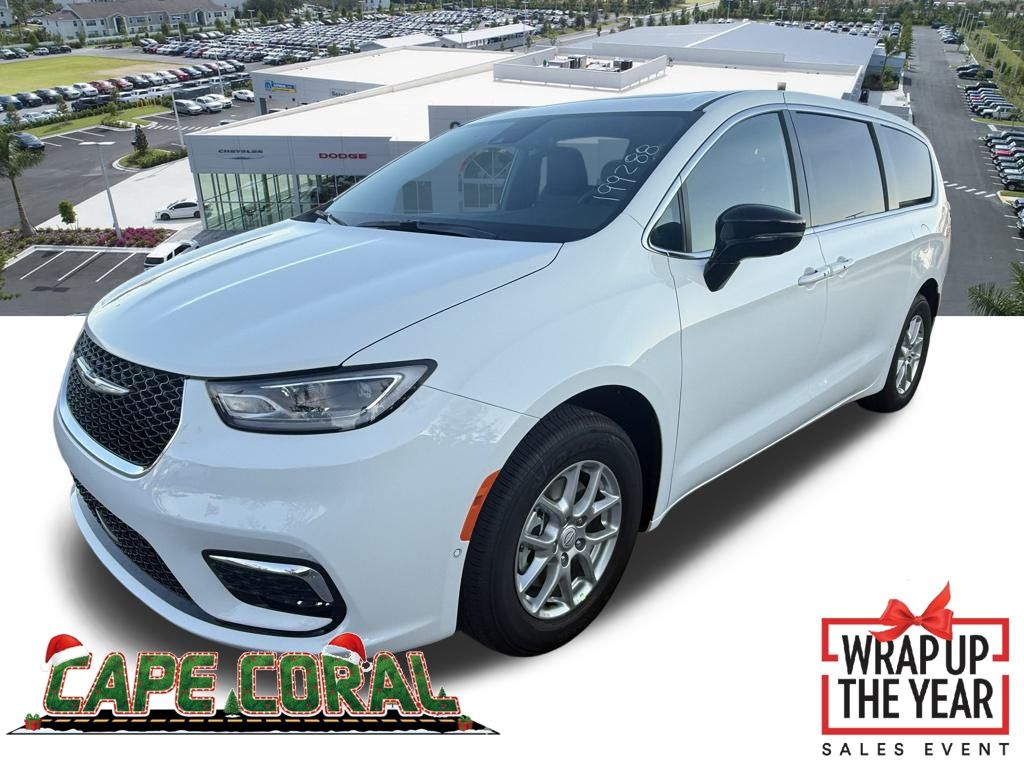 2026 Chrysler Pacifica Select's photo