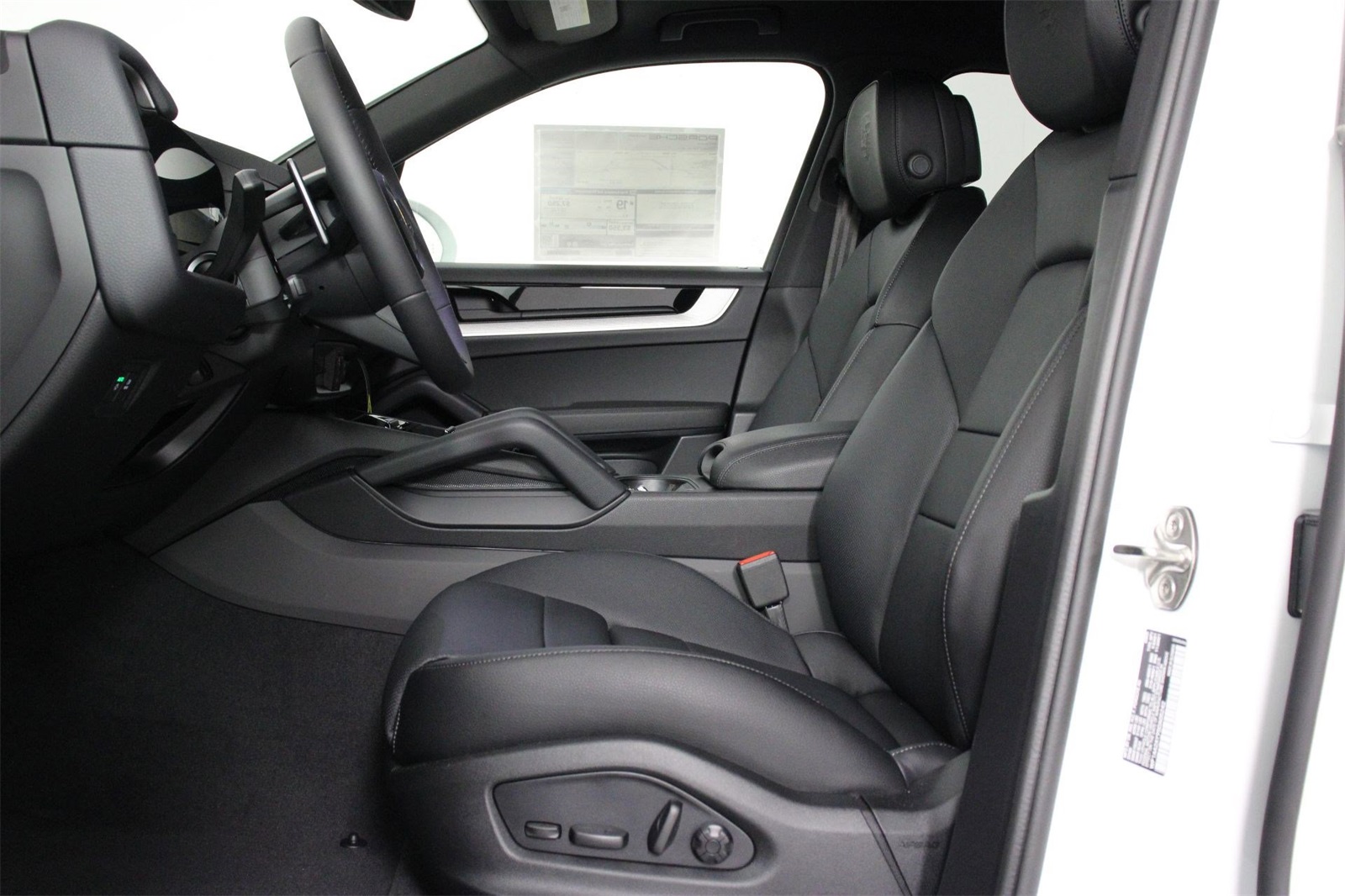 2025 Porsche Cayenne photo 5