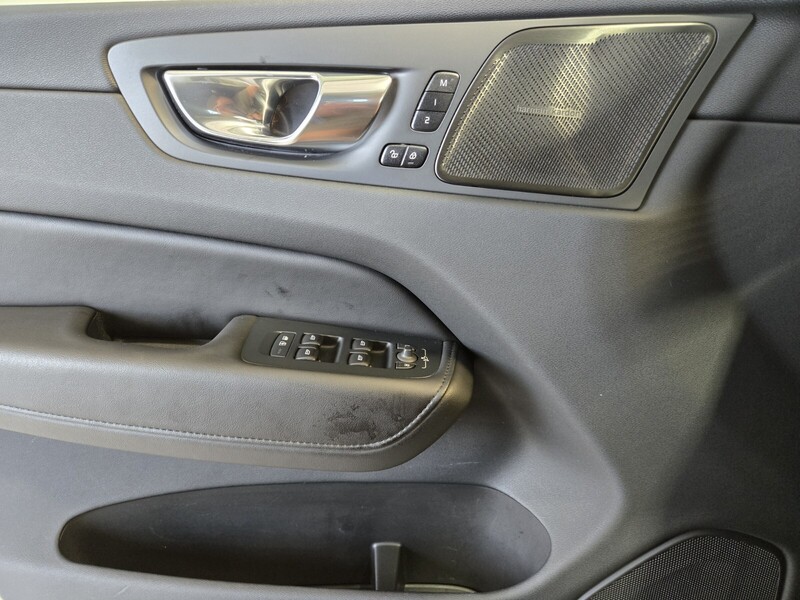 2023 Volvo XC60 B5 Plus photo 37