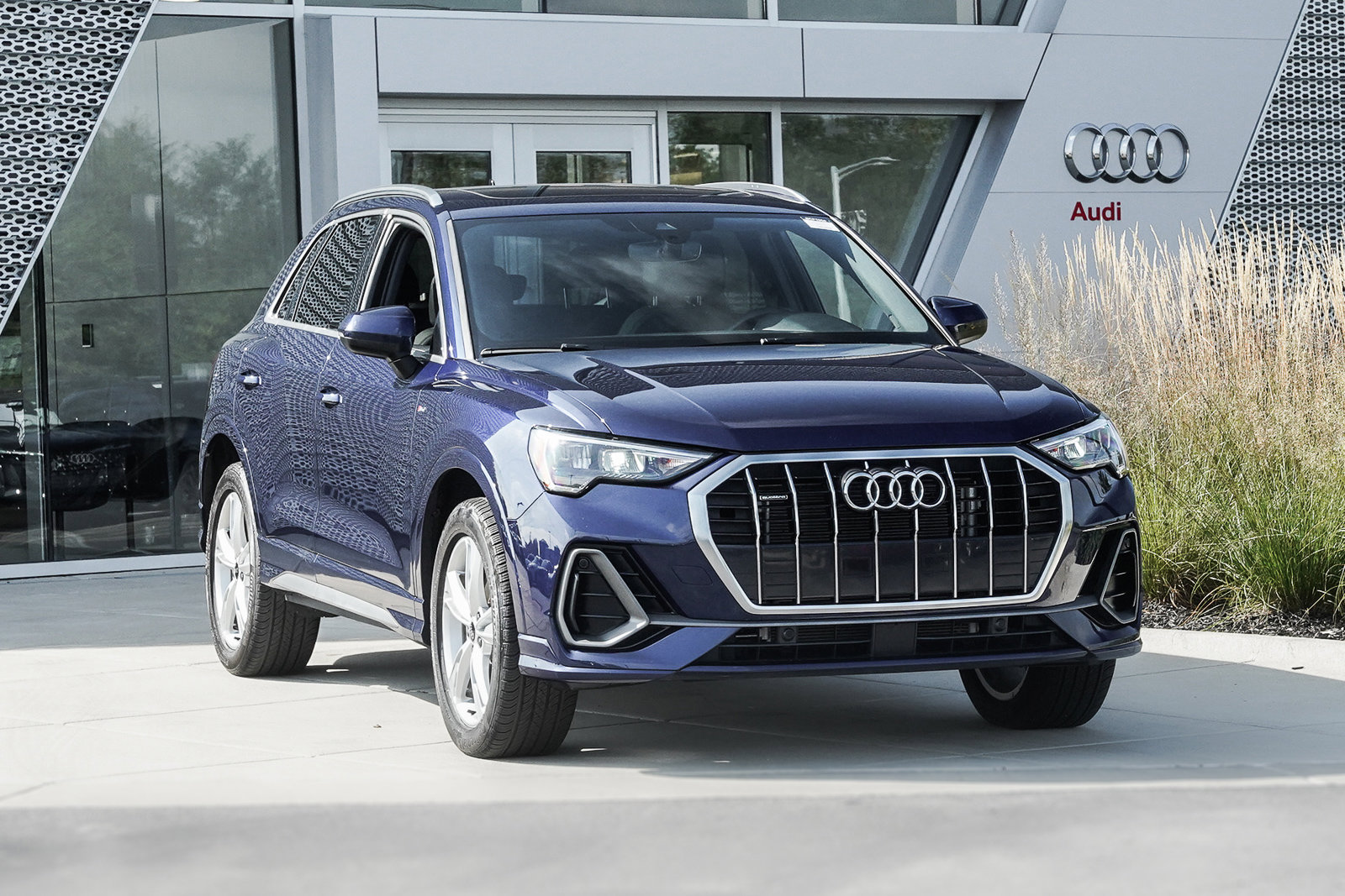 2022 Audi Q3 S line Premium photo 2