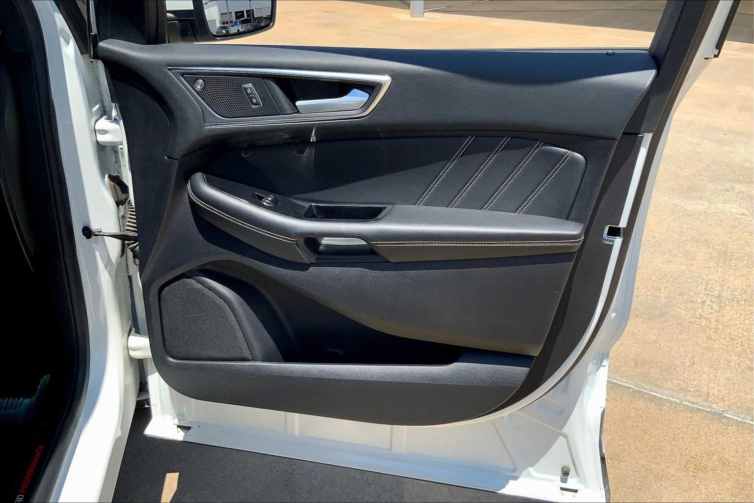 2020 Ford Edge ST photo 23