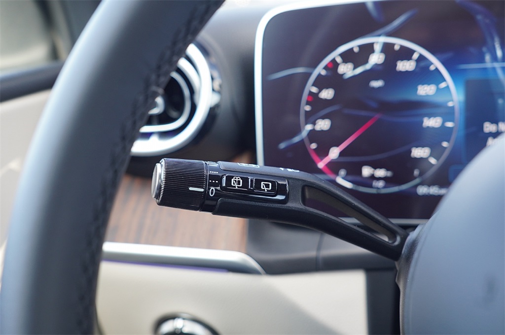 2025 Mercedes Benz GLC 300 photo 21