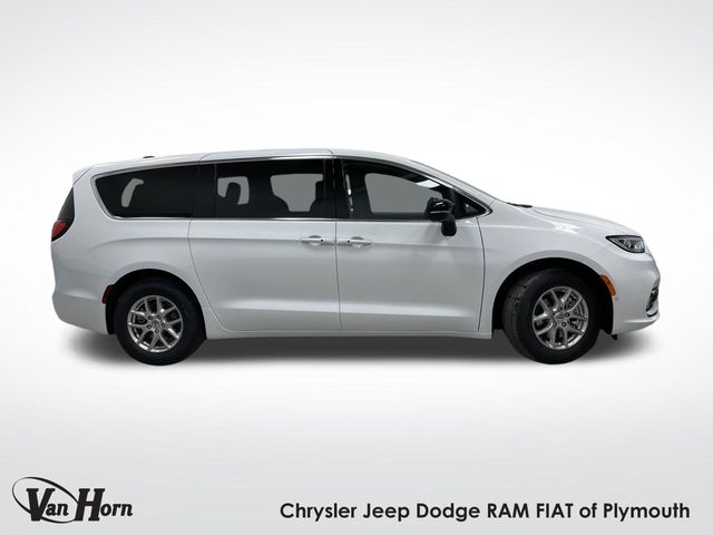 2025 Chrysler Pacifica photo 2
