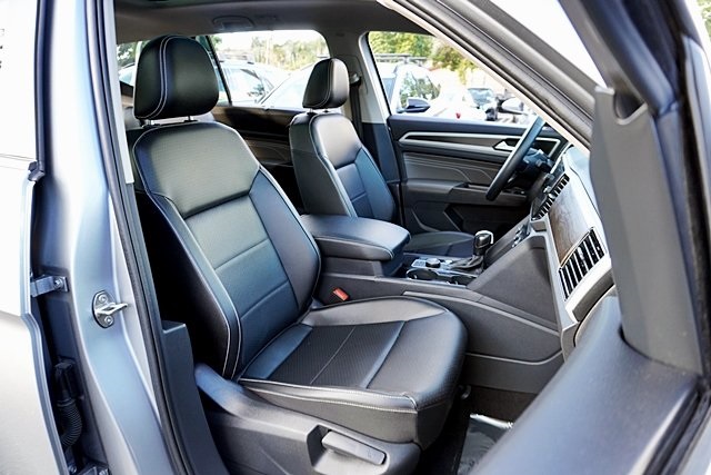 Used 2022 Silver Volkswagen 3.6L V6 SE w/Technology image 11