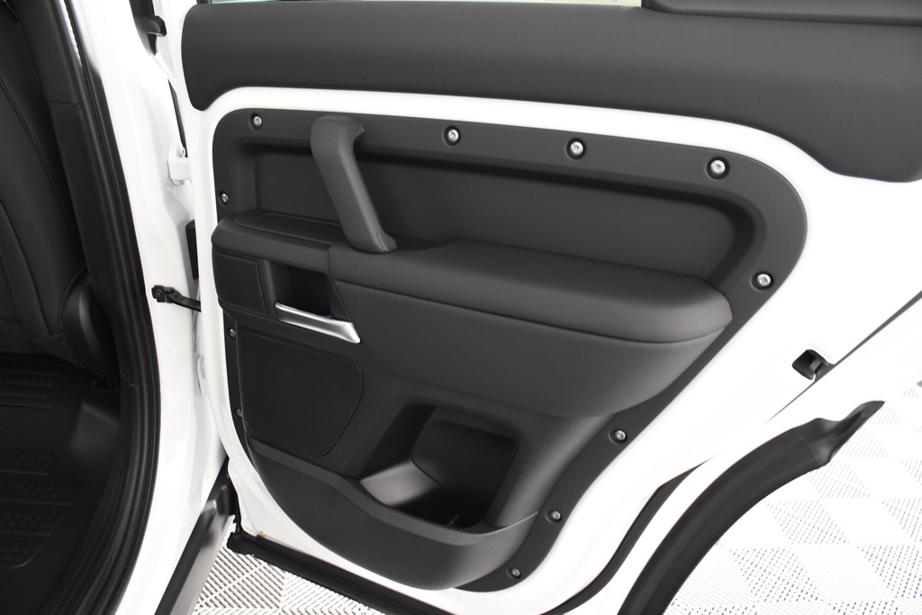 2025 Land Rover Defender 110 S photo 21