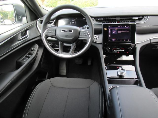 2025 Jeep Grand Cherokee Laredo photo 13