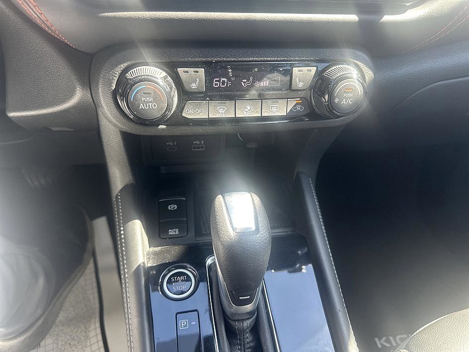 2023 Nissan Kicks SR photo 11