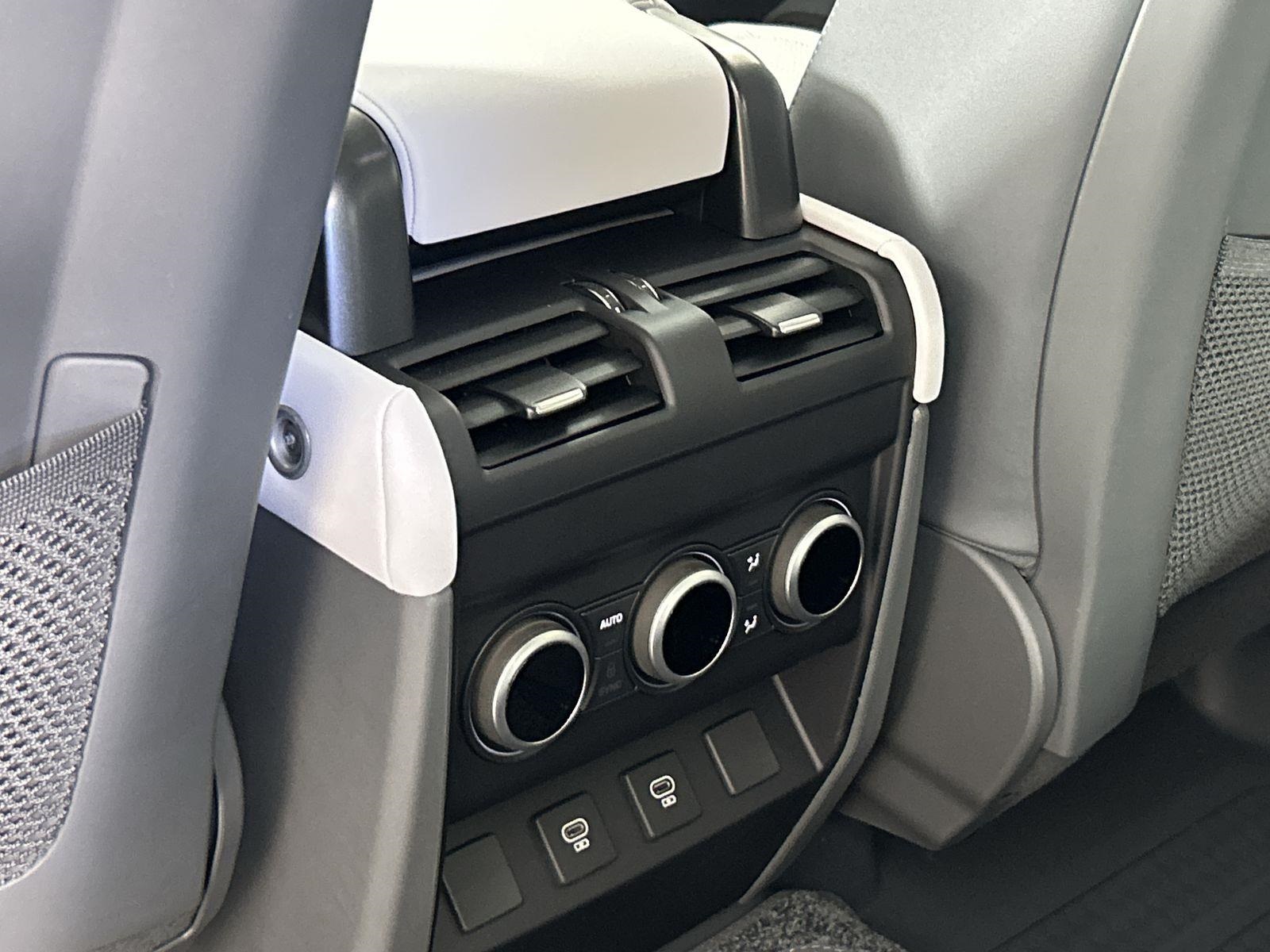 2025 Land Rover Defender 130 V8 photo 27