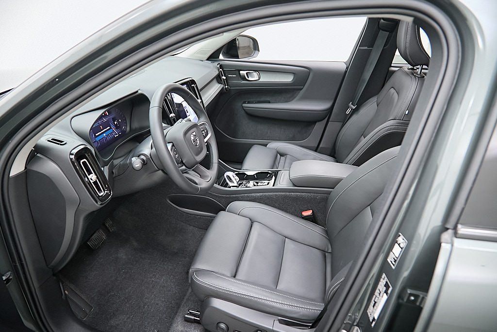 2026 VOLVO XC40 - Image 13