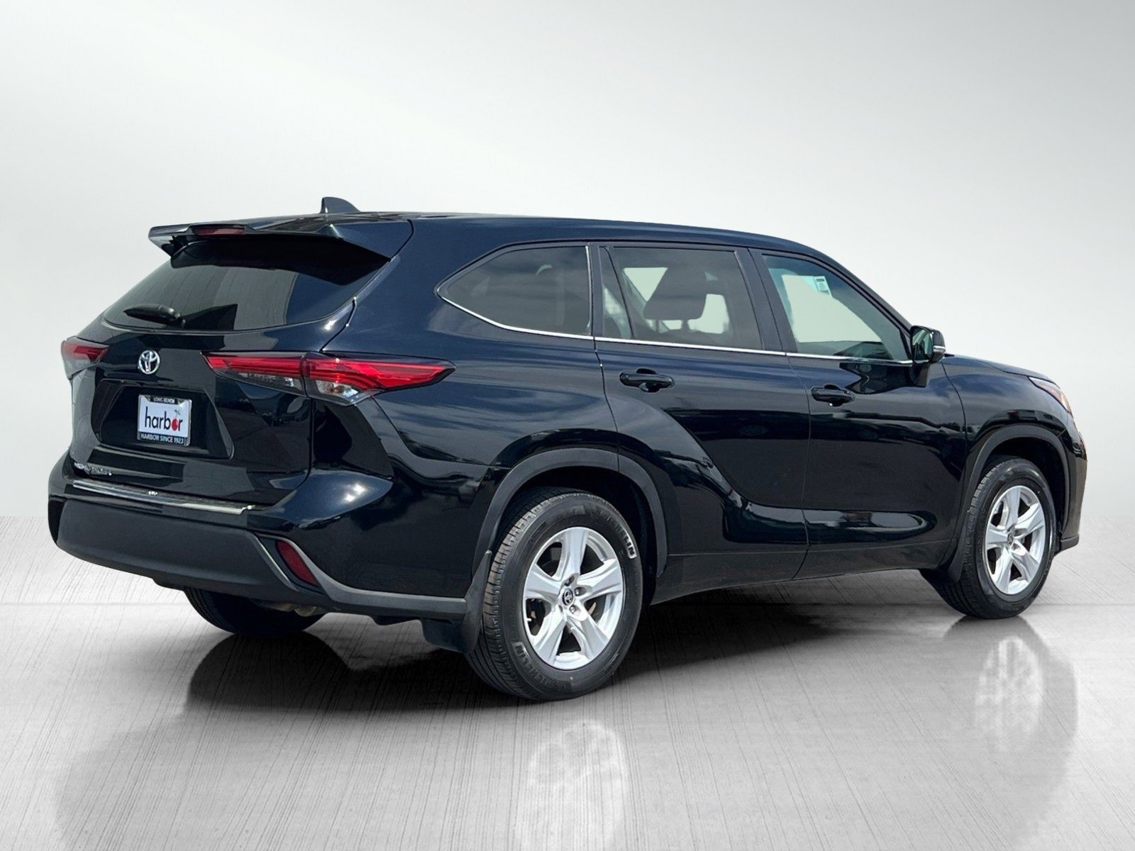 2023 Toyota Highlander L photo 4