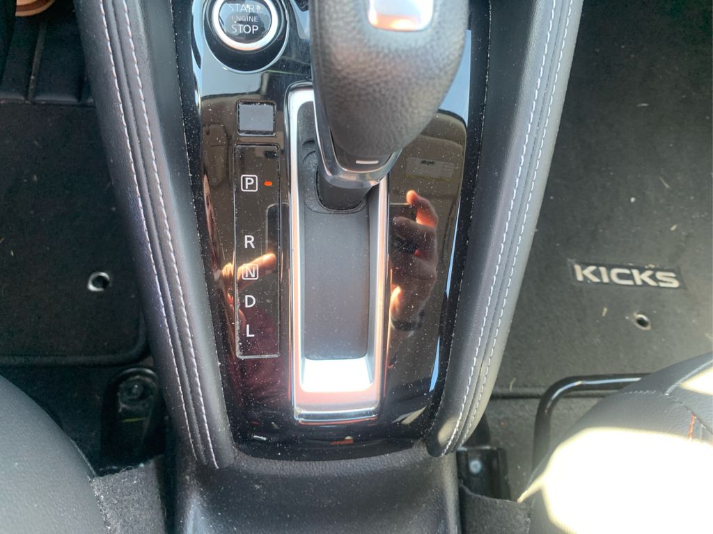 2020 Nissan Kicks SR photo 29