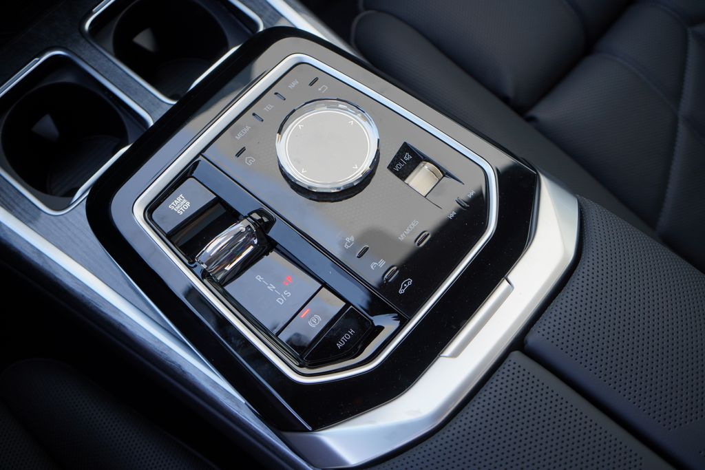 New 2025 Alpine White BMW 760i xDrive image 2