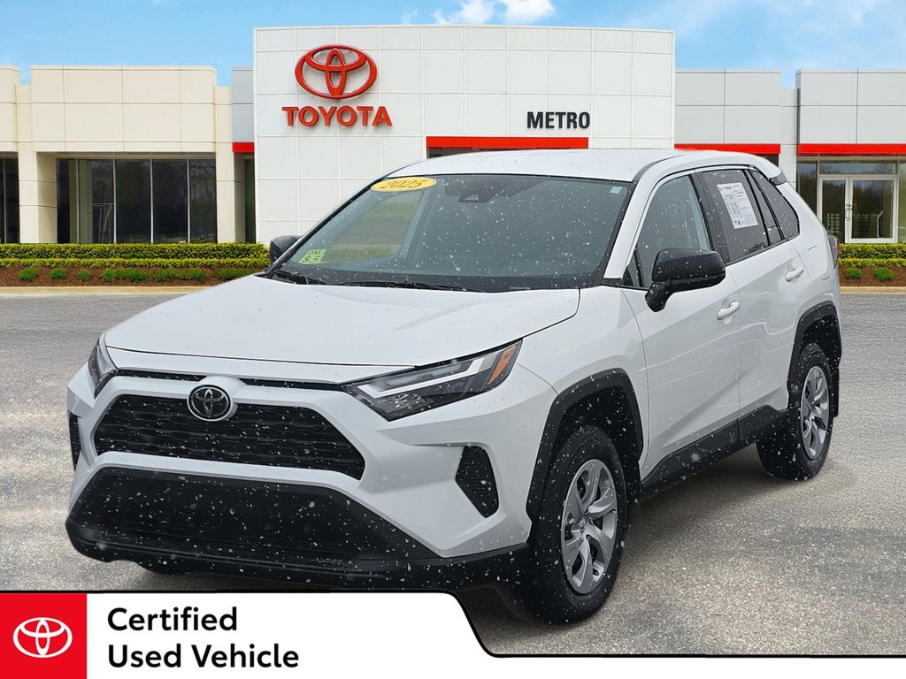 2025 Toyota RAV4 LE's photo