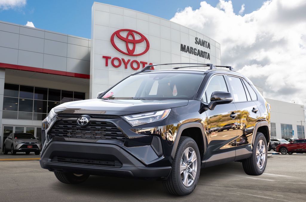 2025 Toyota RAV4 XLE's photo