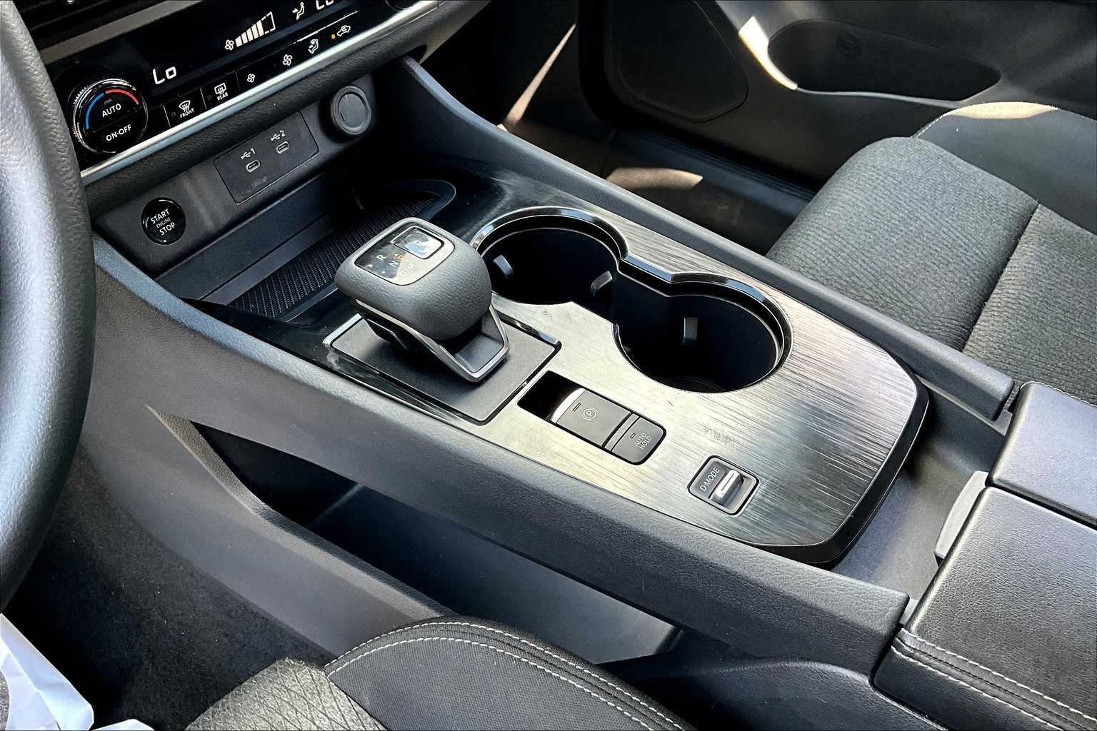 2024 Nissan Rogue SV photo 14