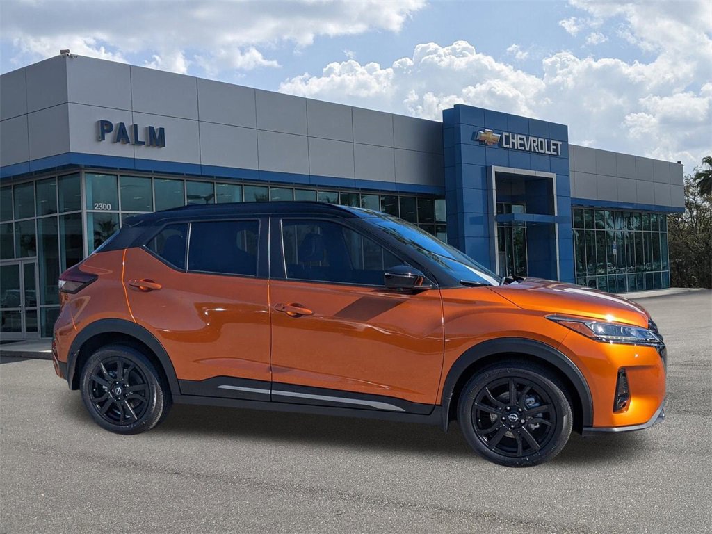 2023 Nissan Kicks SR's photo