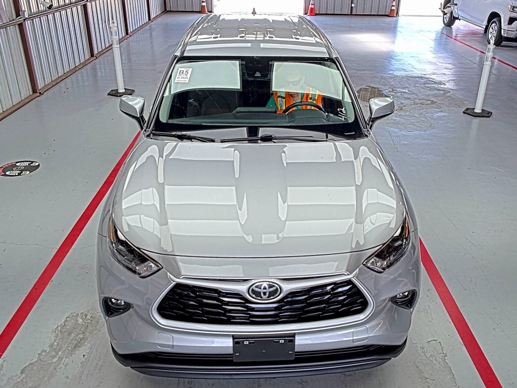 2024 Toyota Highlander LE photo 12