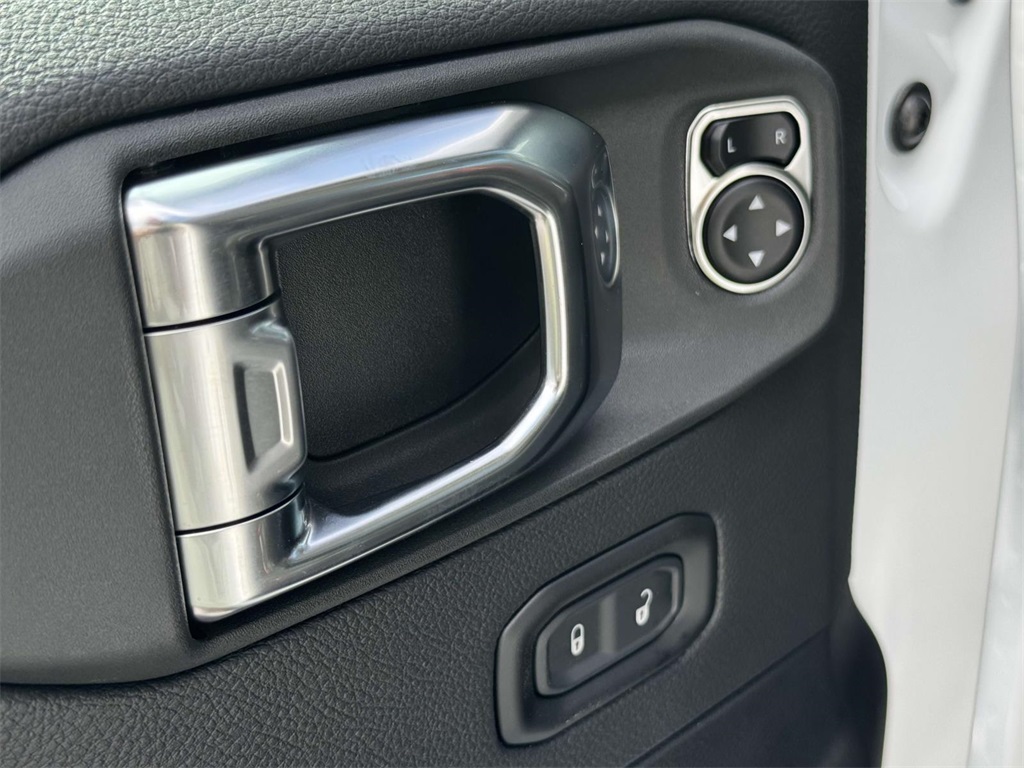 2025 Jeep Wrangler Sahara photo 25