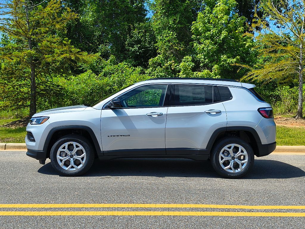 2025 Jeep Compass Latitude photo 3