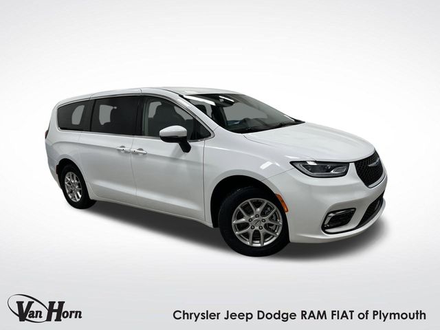 2023 Chrysler Pacifica Touring L's photo