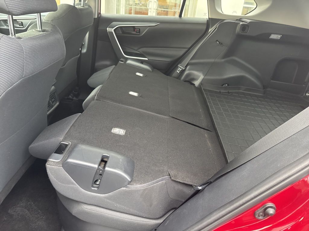 2020 Toyota RAV4 Hybrid LE photo 31