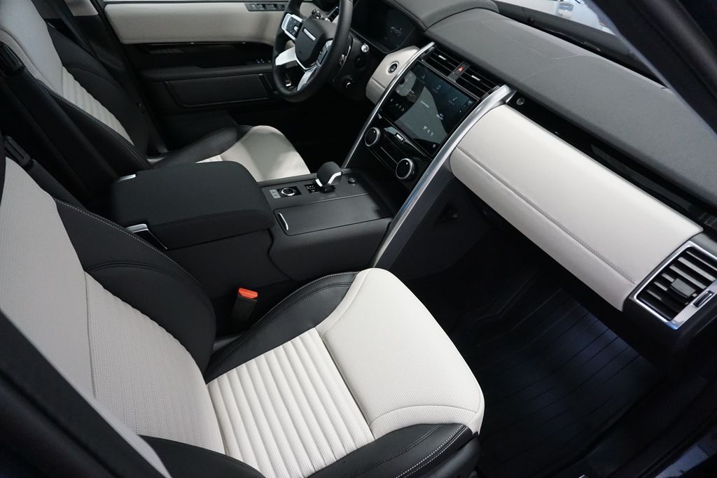 2025 Land Rover Discovery S photo 22