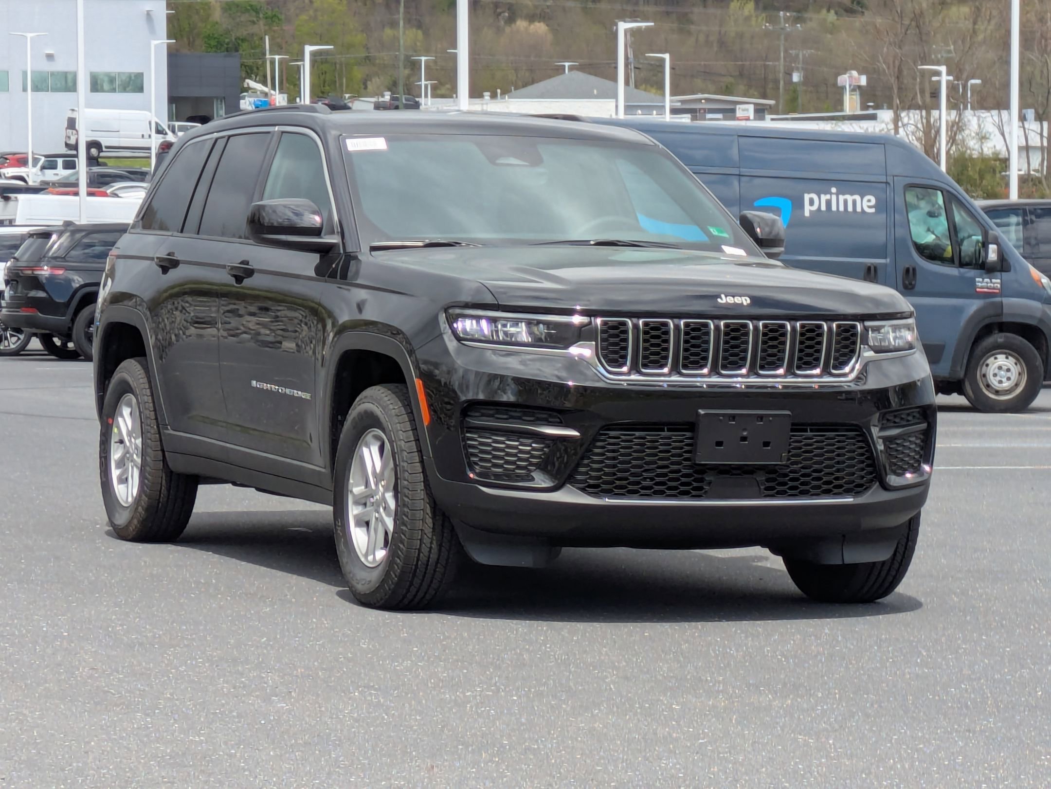 2025 Jeep Grand Cherokee Laredo photo 2